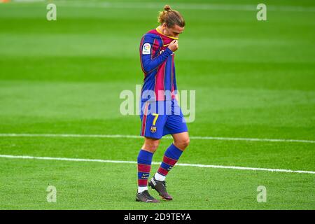 Barcelona, Spanien. November 2020. Antoine Griezmann vom FC Barcelona reagiert, nachdem er eine Strafe während des La Liga-Spiels zwischen dem FC Barcelona und Real Betis am 7. November 2020 im Camp Nou Stadium in Barcelona, Spanien, versagt hat. (Foto von PRESSINPHOTO) Credit: Pro Shots/Alamy Live News Stockfoto