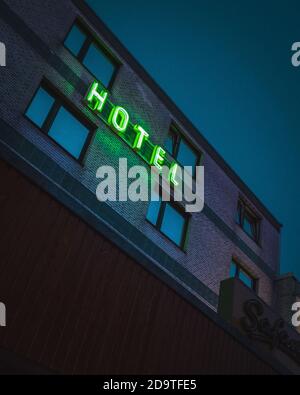Fluoreszierendes grünes Neonschild mit der Aufschrift "Hotel" in Hamburg rotes Licht Bezirk Stockfoto