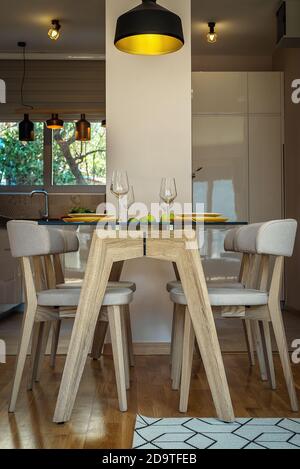 Seitenansicht des Tisches ohne Personen Stockfoto