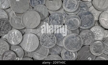 Nahaufnahme Masse von US-Nickels und dimes Münzen. Für billige, niedrig bezahlte Arbeit, Low-Cost, Penny-Pinch, fünf und Groschen speichern, sparsam sein. 16:9-Format. Stockfoto