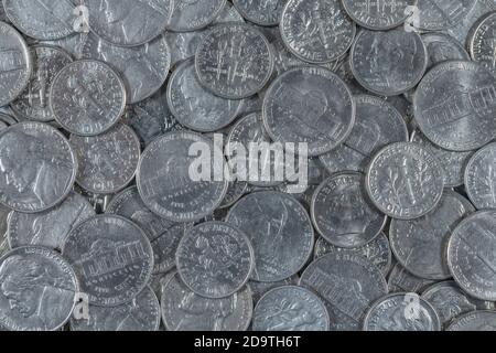 Nahaufnahme Masse von US-Nickels und dimes Münzen. Für billige, niedrig bezahlte Arbeit, Low-Cost, Penny-Pinch, fünf und Groschen speichern, sparsam, Münzmangel. Stockfoto