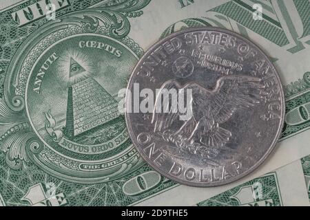 US Eisenhower Silberdollar-Münzen auf US-Dollar-Scheinen / Greenbacks. Für US-Währung, amerikanisches Geld, US-Wirtschaft, Wert des US-Dollar / Währung Stockfoto