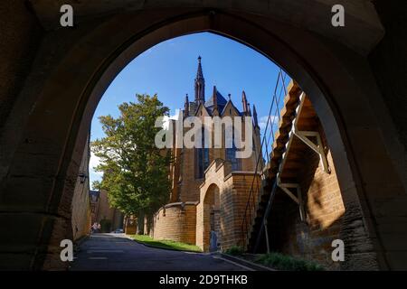 Christuskapelle durch das Turmtor auf der Burg Hohenzollern. Bisingen, Deutschland Stockfoto