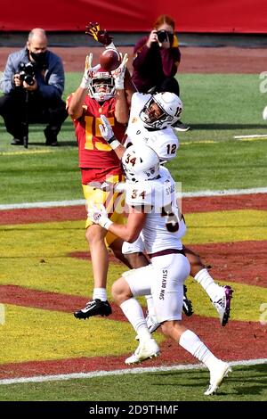 Los Angeles, Kalifornien. November 2020. USC Trojans Wide Receiver Drake London #15 fängt den siegreichen Touchdown Pass vor dem Arizona State Sun Devils Defensive Back Kejuan Markham #12 und Arizona State Sun Devils Linebacker Kyle Soelle #34 in Aktion während des vierten Quartals das NCAA Football Spiel zwischen den USC Trojans und dem Arizona State Sun Devils im Coliseum in Los Angeles, Kalifornien.die USC Trojaner besiegen die Arizona State Sun Devils 28-27.Louis Lopez/CSM/Alamy Live News Stockfoto
