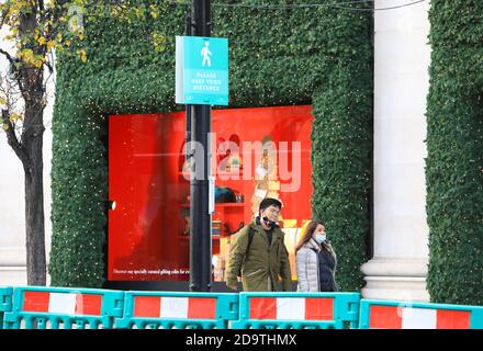 Oxford Street in London mit Weihnachtsdekorationen, aber die Geschäfte schlossen in der zweiten nationalen Sperre für das Coronavirus, im November 2020, Großbritannien Stockfoto