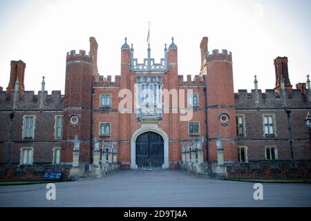 Die Vorderseite des Hampton Court Palace mit einem hellen Himmel dahinter - gebaut 1625 Stockfoto