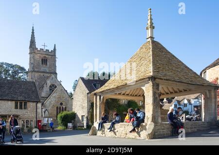 Market Cross und St Andrew's Church, Market Square, Castle Combe, Wiltshire, England, Großbritannien Stockfoto