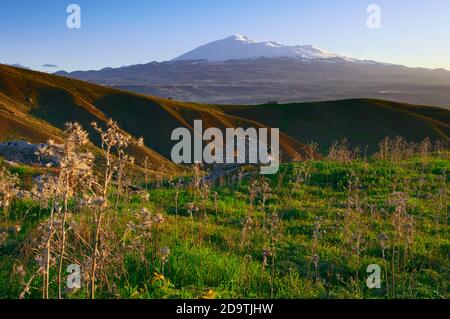 Ätna Berg im Winter von Badlands ist es das Wahrzeichen von Landschaft Siziliens Stockfoto