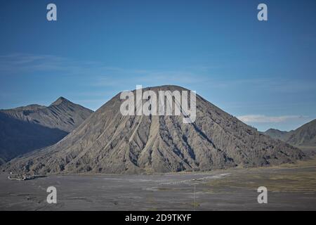 East Java, Indonesien, Februar 2016. Hindu-Tempel am Fuße des Berges Batok in Tengger Semeru Nationalpark Bromo. Stockfoto