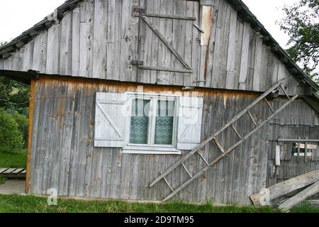 Brasov County, Rumänien. Alte Scheune in ein Haus umgewandelt. Stockfoto