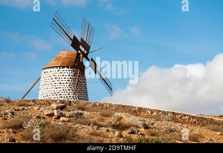 Traditionelle Windmühle in La Oliva, Fuerteventura, Kanarische Inseln Stockfoto