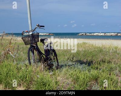 Das Fahrrad steht in der Nähe des Strandes in Pesaro. Europa, Italien, Marken, Pesaro. Stockfoto