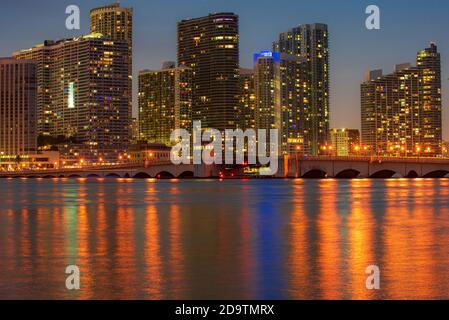 Skyline von Miami City von der Biscayne Bay aus gesehen. Skyline von Miami, Florida, USA an der Biscayne Bay. Stockfoto