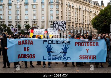 Madrid, Spanien. November 2020. Personen, die gegen Beschränkungen des Coronavirus (COVID-19) protestieren. Die Menschen versammeln sich zu einer Demonstration der Gruppe "Polizei für Freiheit", die gegen die Verwendung von Gesichtsmasken, Impfstoffen und von der Regierung verhängten Restriktionsmaßnahmen protestiert, um die Ausbreitung des Coronavirus zu stoppen. Quelle: Marcos del Mazo/Alamy Live News Stockfoto