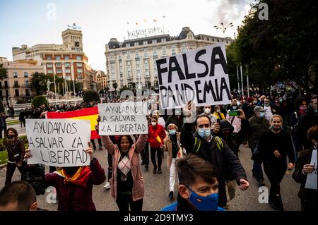 Madrid, Spanien. November 2020. Personen, die gegen Beschränkungen des Coronavirus (COVID-19) protestieren. Die Menschen versammeln sich zu einer Demonstration der Gruppe "Polizei für Freiheit", die gegen die Verwendung von Gesichtsmasken, Impfstoffen und von der Regierung verhängten Restriktionsmaßnahmen protestiert, um die Ausbreitung des Coronavirus zu stoppen. Quelle: Marcos del Mazo/Alamy Live News Stockfoto