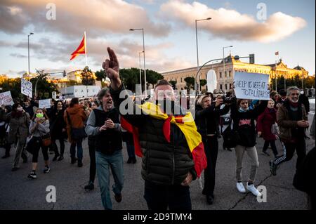 Madrid, Spanien. November 2020. Personen, die gegen Beschränkungen des Coronavirus (COVID-19) protestieren. Die Menschen versammeln sich zu einer Demonstration der Gruppe "Polizei für Freiheit", die gegen die Verwendung von Gesichtsmasken, Impfstoffen und von der Regierung verhängten Restriktionsmaßnahmen protestiert, um die Ausbreitung des Coronavirus zu stoppen. Quelle: Marcos del Mazo/Alamy Live News Stockfoto