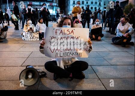 Madrid, Spanien. November 2020. Personen, die gegen Beschränkungen des Coronavirus (COVID-19) protestieren. Die Menschen versammeln sich zu einer Demonstration der Gruppe "Polizei für Freiheit", die gegen die Verwendung von Gesichtsmasken, Impfstoffen und von der Regierung verhängten Restriktionsmaßnahmen protestiert, um die Ausbreitung des Coronavirus zu stoppen. Quelle: Marcos del Mazo/Alamy Live News Stockfoto