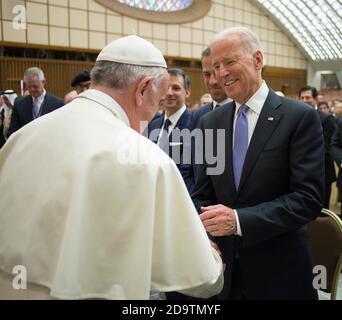 Rom, Italien. April 2016. NO FRANCE - NO SWITZERLAND: April 29 2016 : Papst Franziskus (L) begrüßt US-Vizepräsident Joe Biden (R) am Ende einer Audienz an die Teilnehmer der Internationalen Konferenz über den Fortschritt der Regenerativen Medizin und ihre kulturellen Auswirkungen im Vatikan. Kredit: Unabhängige Fotoagentur/Alamy Live Nachrichten Stockfoto