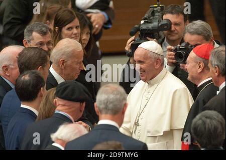Rom, Italien. April 2016. NO FRANCE - NO SWITZERLAND: April 29 2016 : Papst Franziskus (R) begrüßt US-Vizepräsident Joe Biden (L) am Ende einer Audienz an die Teilnehmer der Internationalen Konferenz über den Fortschritt der Regenerativen Medizin und ihre kulturellen Auswirkungen im Vatikan. Kredit: Unabhängige Fotoagentur/Alamy Live Nachrichten Stockfoto