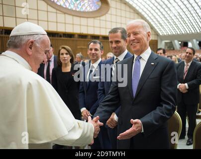 Rom, Italien. April 2016. NO FRANCE - NO SWITZERLAND: April 29 2016 : Papst Franziskus (L) begrüßt US-Vizepräsident Joe Biden (R) am Ende einer Audienz an die Teilnehmer der Internationalen Konferenz über den Fortschritt der Regenerativen Medizin und ihre kulturellen Auswirkungen im Vatikan. Kredit: Unabhängige Fotoagentur/Alamy Live Nachrichten Stockfoto