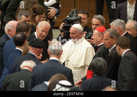 Rom, Italien. April 2016. NO FRANCE - NO SWITZERLAND: April 29 2016 : Papst Franziskus (R) begrüßt US-Vizepräsident Joe Biden (L) am Ende einer Audienz an die Teilnehmer der Internationalen Konferenz über den Fortschritt der Regenerativen Medizin und ihre kulturellen Auswirkungen im Vatikan. Kredit: Unabhängige Fotoagentur/Alamy Live Nachrichten Stockfoto