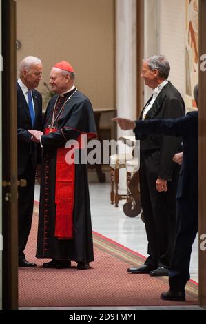 Rom, Italien. April 2016. NEIN FRANKREICH - NEIN SCHWEIZ: April 29 2016 : Card. Gianfranco Ravasi (R) begrüßt den US-Vizepräsidenten Joe Biden (L) während der Audienz an die Teilnehmer der Internationalen Konferenz über den Fortschritt der Regenerativen Medizin und ihre kulturellen Auswirkungen im Vatikan. Kredit: Unabhängige Fotoagentur/Alamy Live Nachrichten Stockfoto