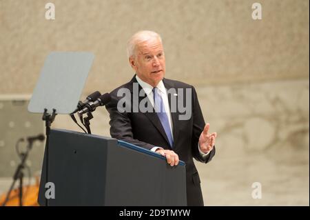 Rom, Italien. April 2016. NO FRANCE - NO SWITZERLAND: April 29 2016 : US-Vizepräsident Joe Biden spricht während einer Audienz vor den Teilnehmern der Internationalen Konferenz über den Fortschritt der Regenerativen Medizin und ihre kulturellen Auswirkungen im Vatikan. Kredit: Unabhängige Fotoagentur/Alamy Live Nachrichten Stockfoto