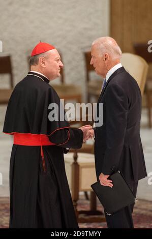 Rom, Italien. April 2016. NEIN FRANKREICH - NEIN SCHWEIZ: April 29 2016 : Card. Gianfranco Ravasi (L) begrüßt den US-Vizepräsidenten Joe Biden (R) während der Audienz an die Teilnehmer der Internationalen Konferenz über den Fortschritt der Regenerativen Medizin und ihre kulturellen Auswirkungen im Vatikan. Kredit: Unabhängige Fotoagentur/Alamy Live Nachrichten Stockfoto