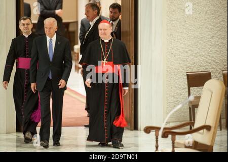 Rom, Italien. April 2016. NEIN FRANKREICH - NEIN SCHWEIZ: April 29 2016 : Card. Gianfranco Ravasi (R) und US-Vizepräsident Joe Biden (L) treffen sich im Vatikan zu den Teilnehmern der Internationalen Konferenz über den Fortschritt der Regenerativen Medizin und ihre kulturellen Auswirkungen. Kredit: Unabhängige Fotoagentur/Alamy Live Nachrichten Stockfoto