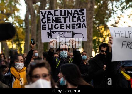 Madrid, Spanien. November 2020. Personen, die gegen Beschränkungen des Coronavirus (COVID-19) protestieren. Die Menschen versammeln sich zu einer Demonstration der Gruppe "Polizei für Freiheit", die gegen die Verwendung von Gesichtsmasken, Impfstoffen und von der Regierung verhängten Restriktionsmaßnahmen protestiert, um die Ausbreitung des Coronavirus zu stoppen. Quelle: Marcos del Mazo/Alamy Live News Stockfoto