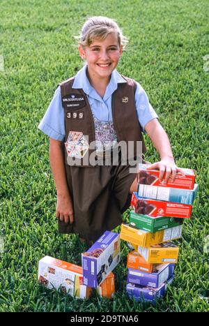 Lächelnd junges Mädchen verkaufen Girl Scout Cookies, USA Stockfoto