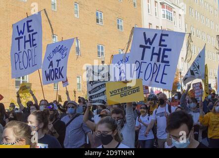 Pittsburgh, Usa. November 2020. Demonstranten für Black Lives Matter und Unterstützer des designierten Präsidenten Joe Biden, der seinen Sieg feiert, marschieren am Samstag, den 7. November 2020, in das City County-Gebäude in der Innenstadt von Pittsburgh. Foto von Archie Carpenter/UPI Kredit: UPI/Alamy Live News Stockfoto