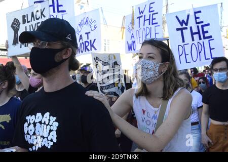 Pittsburgh, Usa. November 2020. Demonstranten für Black Lives Matter und Unterstützer des designierten Präsidenten Joe Biden feiern, als sie am Samstag, den 7. November 2020, zum City County Gebäude in der Innenstadt von Pittsburgh marschieren. Foto von Archie Carpenter/UPI Kredit: UPI/Alamy Live News Stockfoto