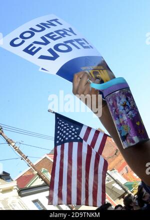 Pittsburgh, Usa. November 2020. Demonstranten für Black Lives Matter und Unterstützer des designierten Präsidenten Joe Biden marschieren am Samstag, den 7. November 2020, in das City County Gebäude in der Innenstadt von Pittsburgh. Foto von Archie Carpenter/UPI Kredit: UPI/Alamy Live News Stockfoto