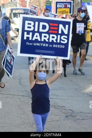 Pittsburgh, Usa. November 2020. Ein junger Unterstützer des designierten Präsidenten Joe Biden schließt sich dem marsch von der Südseite von Pittsburgh zum City County Gebäude in der Innenstadt am Samstag, 7. November 2020 an. Foto von Archie Carpenter/UPI Kredit: UPI/Alamy Live News Stockfoto