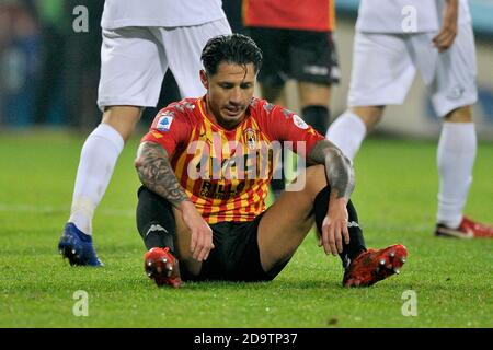 Benevento, Italien. November 2020. Gianluca Lapadula Spieler von Benevento, während des Spiels der italienischen Serie A Fußball-Meisterschaft zwischen Benevento vs Spezia Endergebnis 0-3, Spiel im Ciro Vigorito Stadion in Benevento gespielt. Italien, Den 07. November 2020. (Foto von Vincenzo Izzo/Sipa USA) Quelle: SIPA USA/Alamy Live News Stockfoto