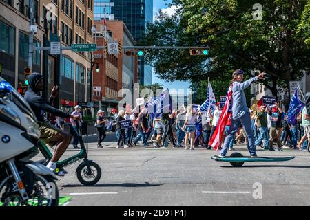 Am 7. November 2020 marschieren Menschen in Austin, TX, auf die Straße, als sie darauf reagieren, dass Joe Biden zum Sieger der Präsidentschaftswahl 2020 ernannt wurde. Der marsch fand auf der Congress Avenue in Richtung Texas State Capital Gebäude. Unterstützer von Präsident Trump und dem designierten Präsidenten Joe Biden versammelten sich in der Straße direkt vor dem noch immer von der Öffentlichkeit abgetrennten Hauptgebäude, bevor die Polizei von Austin die Situation schnell und ruhig ergriff und die Leute von der Straße freiließ. Die Proteste wurden erhitzt kaufen friedlich ohne Gewalt. (Foto von Chris Pearce/Sipa USA) Stockfoto