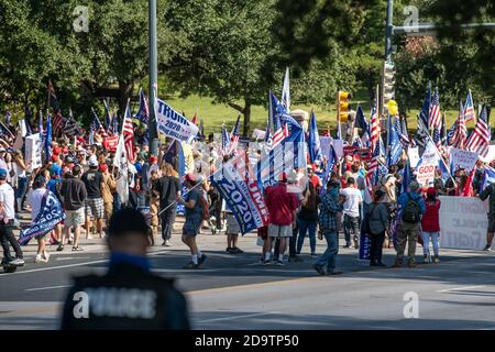 Am 7. November 2020 marschieren Menschen in Austin, TX, auf die Straße, als sie darauf reagieren, dass Joe Biden zum Sieger der Präsidentschaftswahl 2020 ernannt wurde. Der marsch fand auf der Congress Avenue in Richtung Texas State Capital Gebäude. Unterstützer von Präsident Trump und dem designierten Präsidenten Joe Biden versammelten sich in der Straße direkt vor dem noch immer von der Öffentlichkeit abgetrennten Hauptgebäude, bevor die Polizei von Austin die Situation schnell und ruhig ergriff und die Leute von der Straße freiließ. Die Proteste wurden erhitzt kaufen friedlich ohne Gewalt. (Foto von Chris Pearce/Sipa USA) Stockfoto