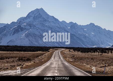 Blick auf den majestätischen Aoraki Mount Cook mit der Straße zum Mount Cook Village. Im Winter in Neuseeland übernommen. Stockfoto