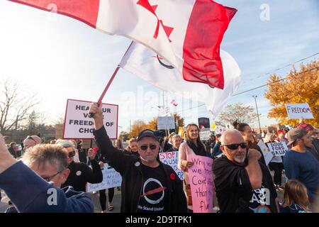 Aylmer, Kanada – 7. November 2020. Pastor Henry Hildebrandt von der Kirche Gottes ignorierte Provinznotfälle und lokale Gesundheitsbeamte, die davor warnten, den Protest abzuhalten, und organisierte einen Anti-Maske-Protestmarsch, an dem mehr als 1100 Menschen teilnahmen. Hildebrandt, der zu seinen Gemeinden gepredigt hat: "Hut ab vom Fernseher, es gibt keine Fälle mehr." Hildebrandt trotzt schon früh in der COVID-19 Pandemie, als er weiterhin Gottesdienste abhielt. Mark Spowart/Alamy Live News Stockfoto