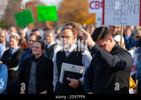 Aylmer, Kanada – 7. November 2020. Pastor Henry Hildebrandt von der Kirche Gottes ignorierte Provinznotfälle und lokale Gesundheitsbeamte, die davor warnten, den Protest abzuhalten, und organisierte einen Anti-Maske-Protestmarsch, an dem mehr als 1100 Menschen teilnahmen. Hildebrandt, der zu seinen Gemeinden gepredigt hat: "Hut ab vom Fernseher, es gibt keine Fälle mehr." Hildebrandt trotzt schon früh in der COVID-19 Pandemie, als er weiterhin Gottesdienste abhielt. Mark Spowart/Alamy Live News Stockfoto