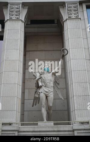 COVID 19 Gesichtsmasken auf Statuen. Die Galley Mall, Sankt Petersburg, Russland Stockfoto