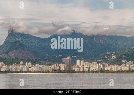 Rio de Janeiro, Brasilien - 22. Dezember 2008: Skyline des Flamengo-Viertels mit hohen Gebäuden und bewaldeten Bergen im Rücken, einer mit Antennen teilweise versteckt Stockfoto