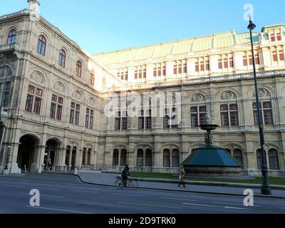 Blick auf die berühmte Wiener Ringstraße mit historischem Burgtheater (Kaiserliches Hoftheater) im Oktober 12, 2020. Stockfoto