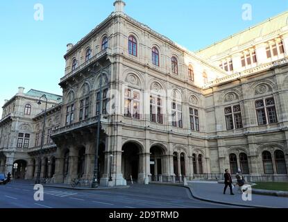 Blick auf die berühmte Wiener Ringstraße mit historischem Burgtheater (Kaiserliches Hoftheater) im Oktober 12, 2020. Stockfoto