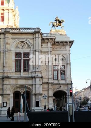 Blick auf die berühmte Wiener Ringstraße mit historischem Burgtheater (Kaiserliches Hoftheater) im Oktober 12, 2020. Stockfoto