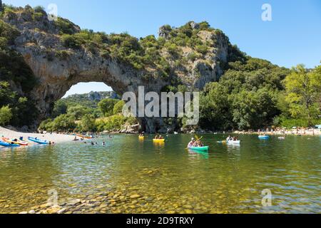Luftaufnahme von Narural arch in Vallon Pont D'Arc, Ardèche Schlucht in Frankreich Stockfoto