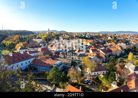 Stadtbild Stadtzentrum von Veszprém von oben mit vielen Häusern Stockfoto