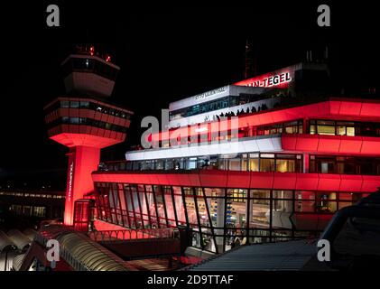 Berlin, Deutschland. November 2020. Der Flughafen Tegel ist rot beleuchtet. Der feierliche letzte Flug ist für 8.11 geplant. Quelle: Fabian Sommer/dpa/Alamy Live News Stockfoto