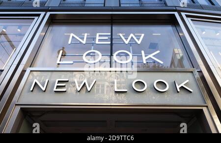 London / UK - 5. November 2020 - Außenansicht des New Look Stores in der Oxford Street. New Look ist ein britischer globaler Modehändler mit einer Kette von High stre Stockfoto